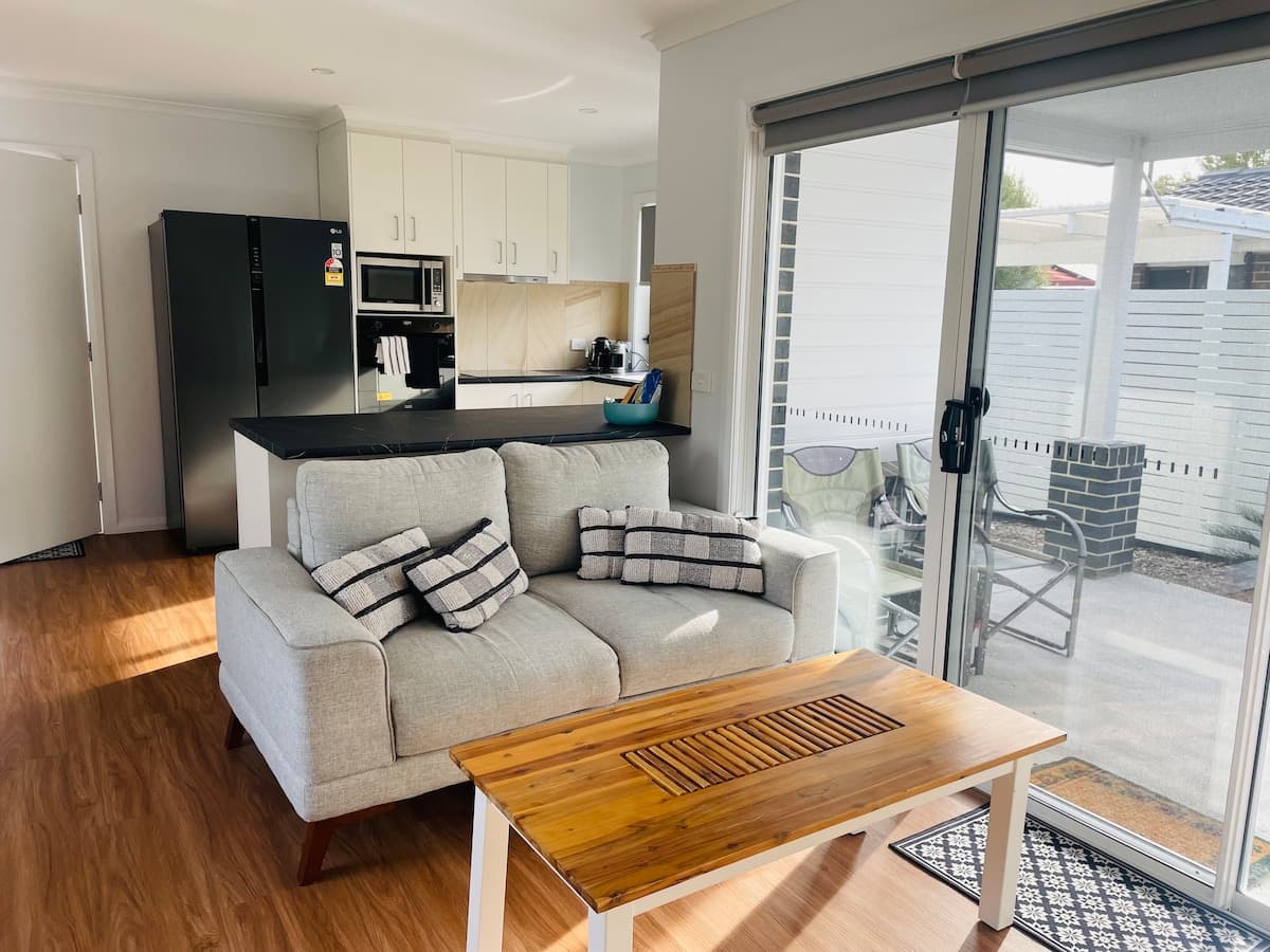 Isabella PLAINS 2B 2B ❤ · *NEW* 2 bed, 2 bath - spacious & stylish Cottage - View 2